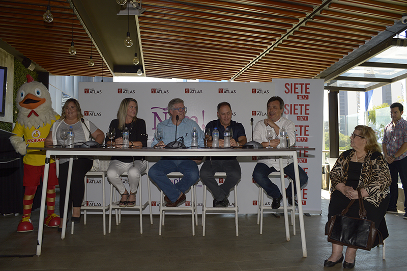 Aparecen en la foto, de izquierda a derecha, Lorena Peralta (organizadora), Leticia Vallejos (Talleyrand), Oliver Gayet (Le Sommelier), Augusto Vera (Paulista Grill), Javier Roca (Mburicao) y Sarita Garofalo (Centro Garofalo), durante la conferencia de prensa realizada en The Wine Bar (Paseo La Galería) donde dieron detalles del evento.