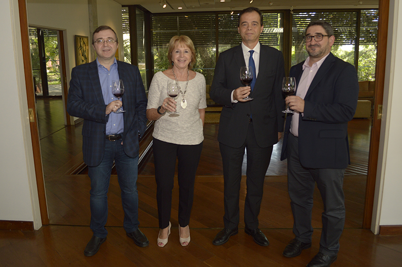 Aparecen Alejandro Sciscioli, Parawine.com; Raquel Gavagnin, Hotel Sheraton; Héctor Antonio Lostri, embajador argentino y Ricardo Fazio, In Vino Veritas, brindando por el Dia Mundial del Malbec, luego de la reunión de prensa donde dieron detalles de esa celebración.