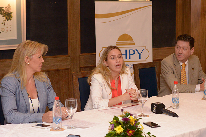 Cecilia Cartes, nueva presidenta de la AIHPY dando detalles acerca de la Expohotel. A su lado, Astrid Dominguez, nueva vicepresidenta de la AIHPY y Victor Chamorro, directivo de la entidad, durante la conferencia de prensa donde se anunció el evento.