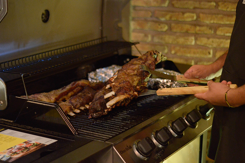Un primer plano del asado cocinado en las parrillas norteamericanas Char Broil que funcionan a gas. Fusión Restó habilitó este servicio en su terraza.