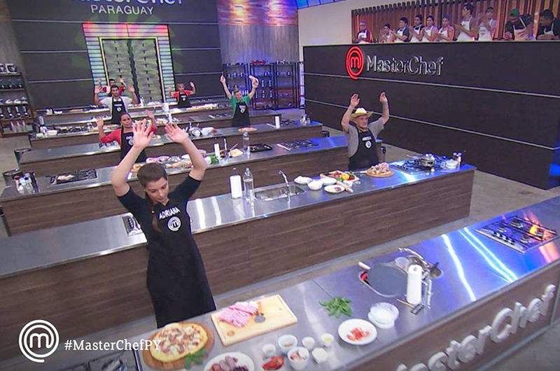 Instante en que finaliza la ronda de eliminación. La prueba consistía en preparar una pizza. La atención recayó en los peores, no en los mejores. Foto del Facebook oficial de Masterchef.