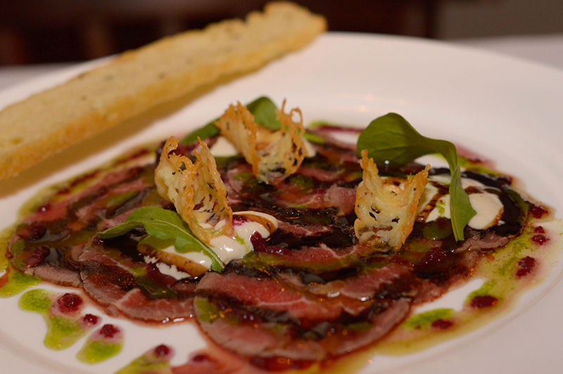 Uno de los platos estrella de Novecento. Carpaccio New Style. Lomito marinado, sellado y posteriormente laminado. Acompañado de un cremoso de Reggianito, reducción de aceto balsámico de Di Módena y rúcula fresca. Una delicia.