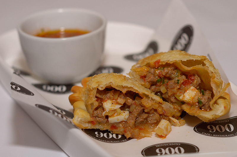 Empanadas salteñas, otro clásico de Novecento. Hechas con carne de ternera acortadas a cuchillo, papa, huevo, verdeo y aceituna. Condimentadas con sabores del norte argentino en una salsa de tomates rallados y ajíes picantitos.