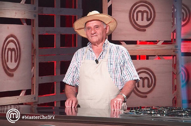 Don Arsenio Ortega, escuchando las devoluciones del jurado. Pasó de fino a las cocinas de Masterchef y ya se revela como una potencia de la cocina tradicional. Fotos extraídas del facebook oficial de Masterchef.