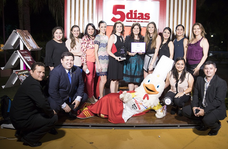 Directivos y funcionarios de Pechugon exhibiendo las distinciones recibidas en la jornada de premiación de Top of Mind.