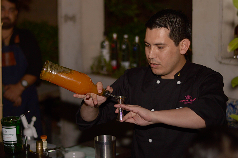 Ever Portillo, de Lo de Osvaldo (centro) uno de los 10 bartender finalistas. El miércoles 23 se definirá quién es el mejor del 2018.