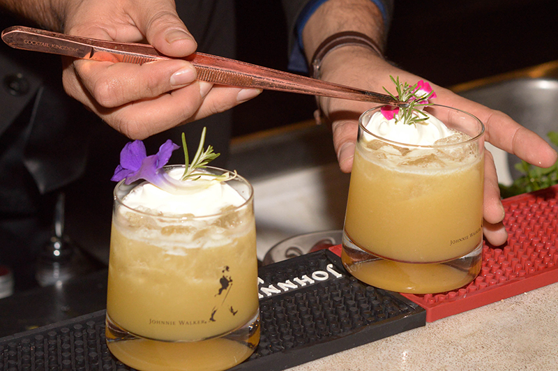 Un cóctel preparado anoche por César Ocampos, mejor bartender 2017, anfitrión del The Brooklyn Hotel. Lleva uvas pisadas con hierbas, Gold Label Reserve, jugos de limón y naranja, almíbar y un toque de chantilly. Adornado con flores y hojas de romero.