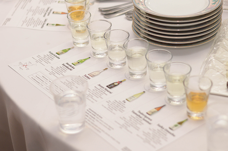 Unos shots de sake dispuestos sobre un impreso donde se identificaba y se describían las cualidades de cada uno. Fue durante una cata en la embajada del Japón.