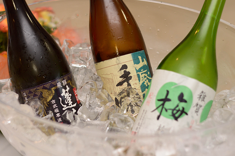 El sake, también llamado el vino de arroz, tiene más bien una tendencia hacia el licor. Puede servirse frío o a temperatura ambiente, aunque también se toma caliente.