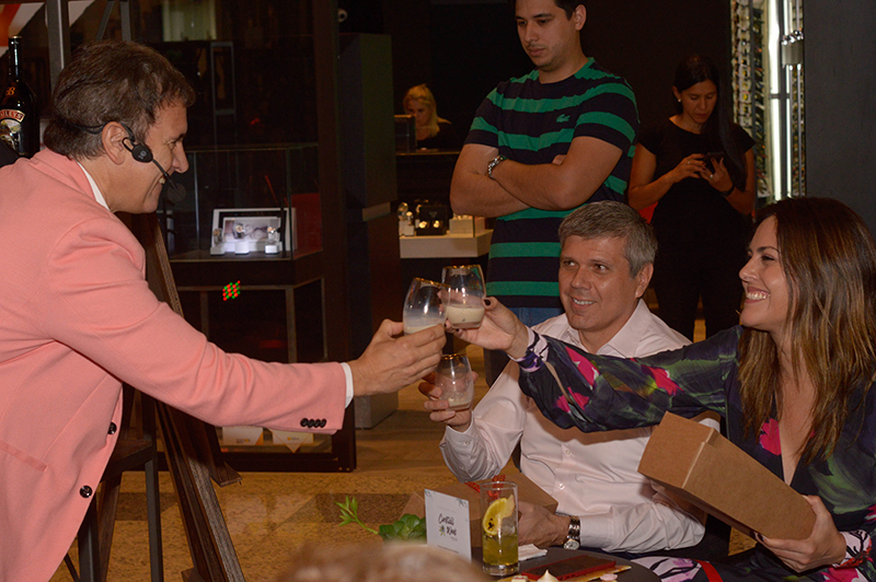 Baileys agasajó a las madres en el Asunción Cocktail Week. Juan Carlos Baucher, Brand Ambassador brindando con Vivian Benítez.