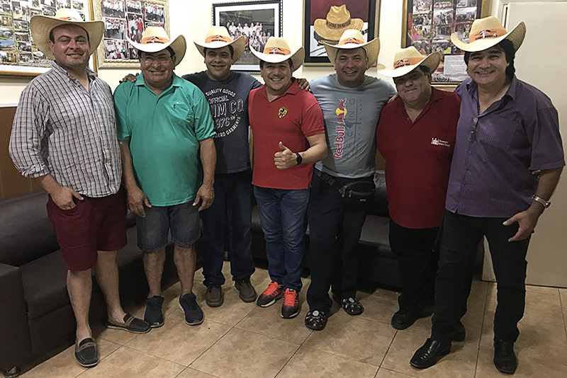Erik Benítez, Benjamín Benítez, Juan Alberto Benítez, Pablito Barrios, Pedro Benítez, Francisco Villalba y Martín Portillo, la delegación de Asado Benítez que viaja a Europa.
