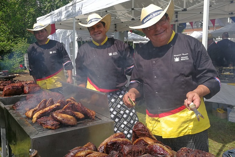 Benjamín "Asado" Benítez, con su primer anillo de parrilleros, sus hijos Juan Alberto y Pedro, haciendo lo que más saben.