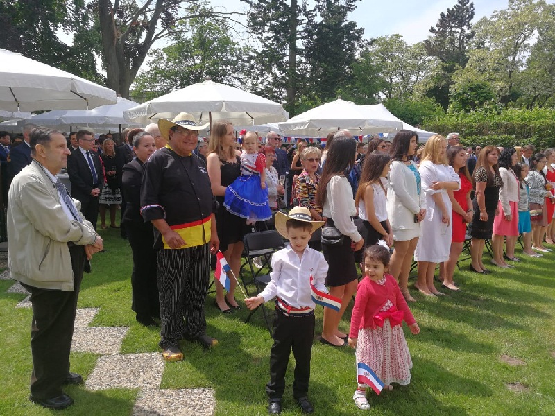 Un total de 400 personas asistieron a los festejo patrios en Berlin. Invitados sel mundo diplomático, empresarial y de la colectividad paraguaya.