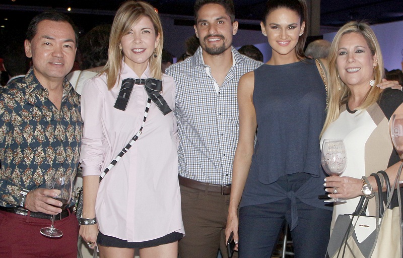 La Expo Vino ya es todo un acontecimiento social. Reúne a destacados miembros del jet set y la alta sociedad asuncena. Aquí vemos a Marcelo Toyotoshi, Verónica Chavez, Rodrigo Galeano, Leryn Franco y Bibí Lando.