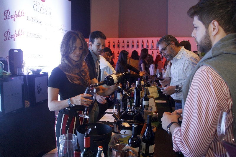 Mucho trabajo hubo en todos los stands de la Expo Vino. Aquí alguién a punto de degustar una copa de Las Moras.