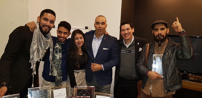 Los finalistas aparecen aquí junto a Marcelo Pellejero, el principal responsable de la formación y entrenamiento de los bartenders.
