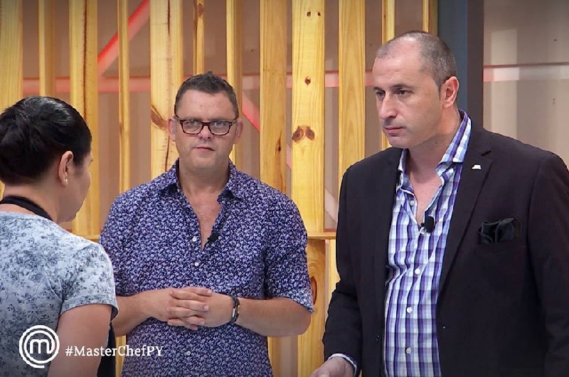 José Torrijos con una mirada de desaprobación para el budín de Toribia. Su crema pastelera no tenía azúcar. Y eso le costó la eliminación.