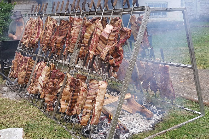 Una versión del asado a la estaca. Los distintos sistemas de cocción y las particularidades de cada país será otro de los temas que abordarán en el encuentro de asadores.