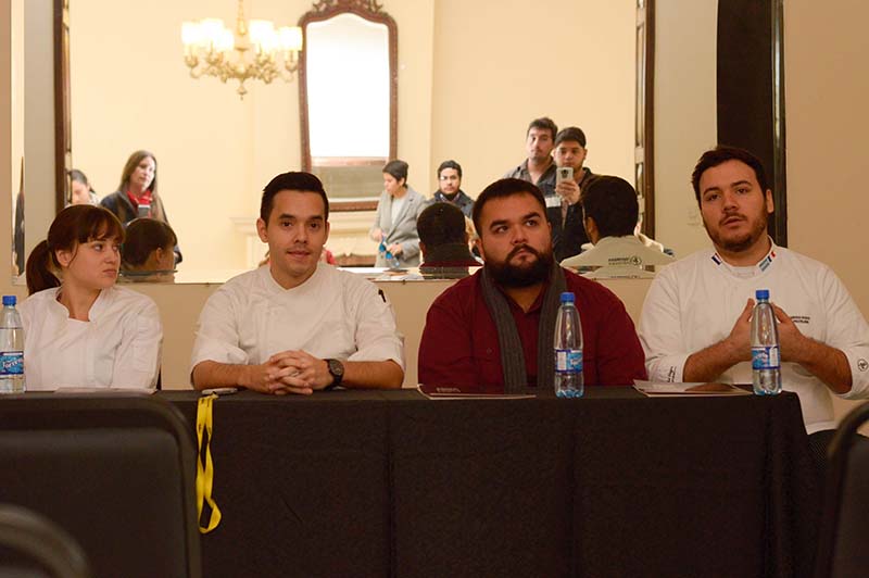 Los chefs Sofía Pfannl, Hugo Caballero, Sergio González y Jorge Cardozo Echauri explicaron las cenas degustación de cocina paraguaya que prepararan durante el encuentro de OIGAHTUR.