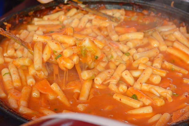 Toppoki, una de las comidas más populares. Se trata de una pasta de arroz con una salsa de ají picante.