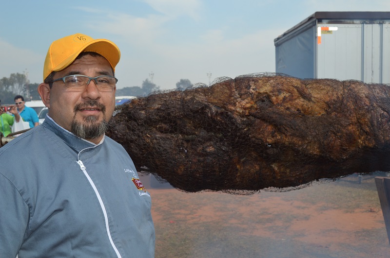 Leyzman Salim será uno de los disertantes en el Primer Congreso y Encuentro Internacional de Asadores. Aquí cuando cocinó un búfalo entero en una de las ediciones de la comilona de Teletón.