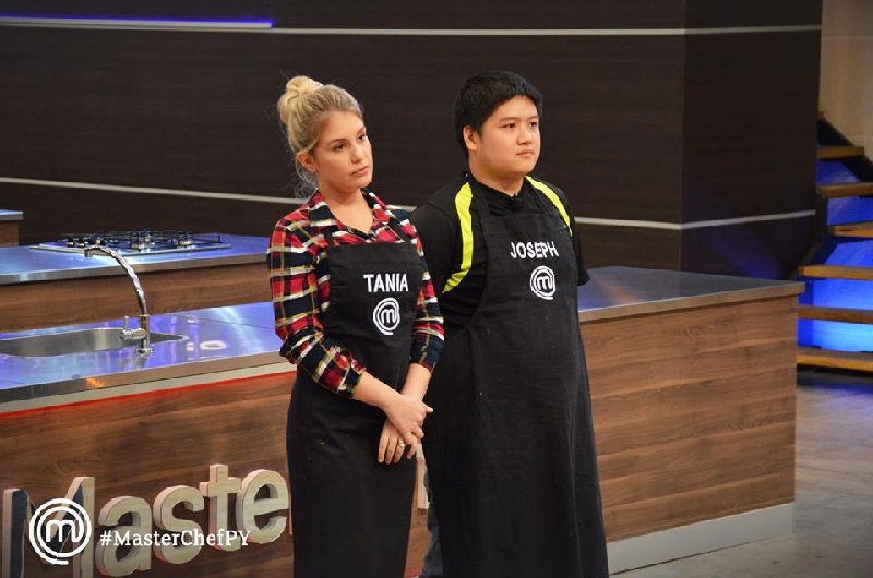 Tania y Joseph definieron anoche la eliminación en MasterChef. La guaireña tuvo que abandonar la competencia. El chinito se salvó por muy poco. Foto de Facebook oficial de MasterChef Paraguay.