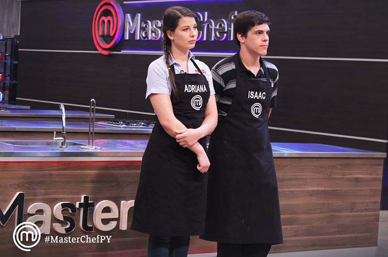 Adriana e Isaac, los dos más jóvenes del MasterChef, esperando la sentencia final del jurado. Se eliminó el españolito. Doña Herminia sigue todavía. Foto del Facebook oficial de MasterChef.