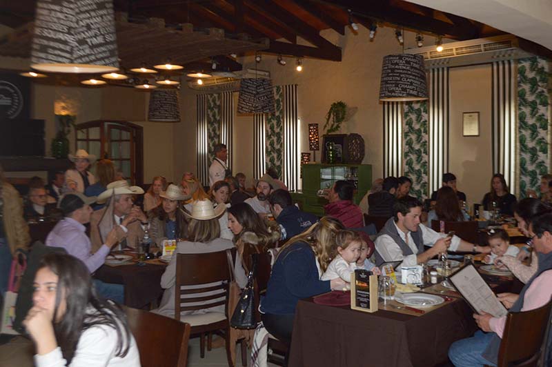 El salón de Talleyrand, atestado siempre de clientes. Platos de cocina y preparaciones al grill son sus ofertas.
