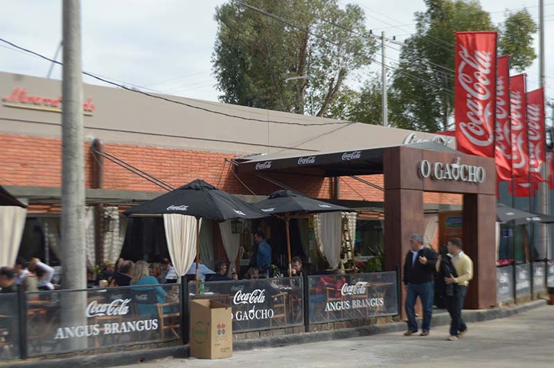 O Gaujcho, tiene ambientes al aire libre y en salones. Está abierto desde las 11:00 hasta la medianoche.