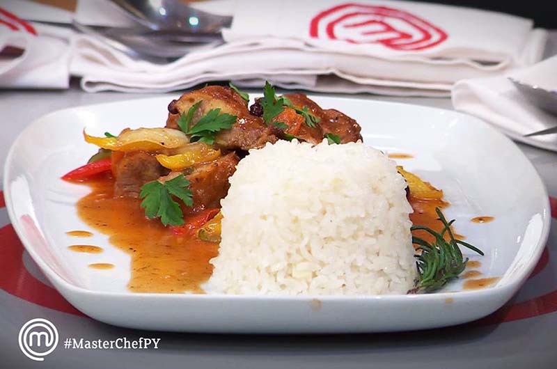 Cerdo agridulce con arroz. El primer plato que recibió una felicitación por parte del jurado de MasterChef. Fue elaborado por Joseph. Foto del Facebook oficial de MasterChef Paraguay.