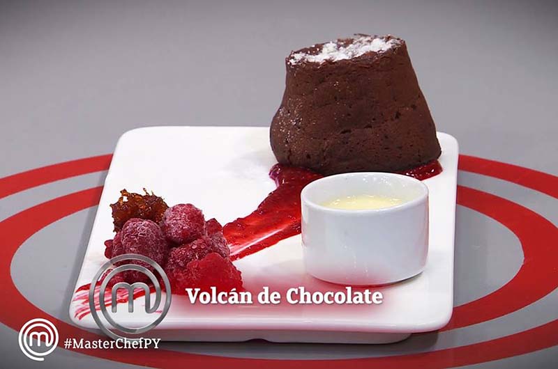 Volcán de chocolate, con crema inglesa y coulis de frambuesa. Cuatro entraron anoche en erupción en el programa.