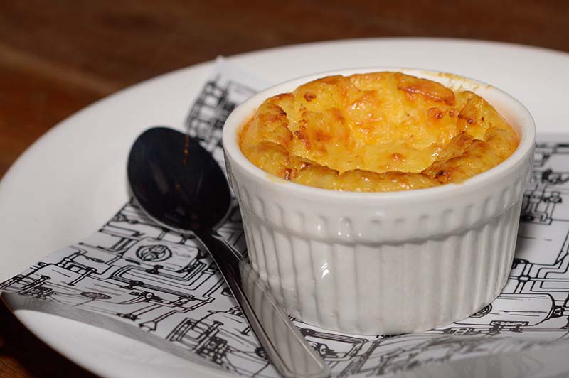 Otra de las novedades que tendrá el menú del local es la chipa guazú, servida en un molde ñembo soufle.