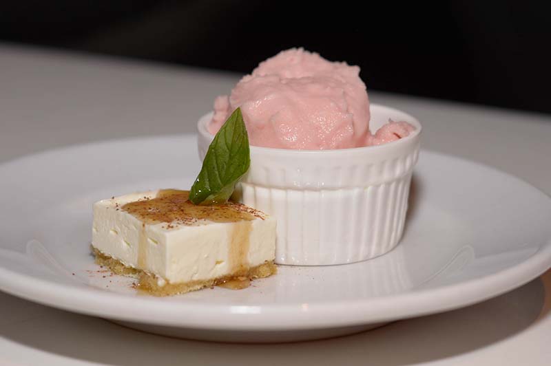 Entre los postres aparecer el Tiramiporter. Mezcla de tiramisú con cerveza Arriero Porter. El bizcochuelo está embebido y también se hizo una reducción con la reserva que acompaña como salsa. Al lado, un helado artesanal elaborado en colaboración con Chocho, en base a cerveza.