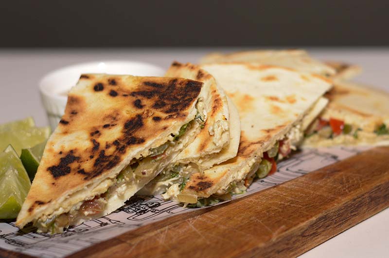Estos son los sandwiches de pollo desmechado, salteado al limón con vegetales y en medio de pan árabe