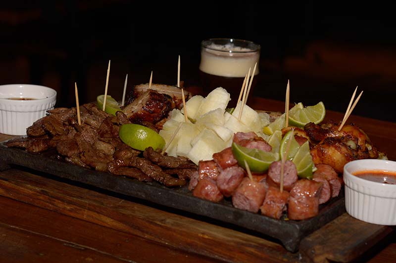 La parrillita que Sacramento incluirá en su próxima carta. Variedad de carnes, picaña incluída, chorizo toscano y una salsa picante elaborada a base de cerveza.