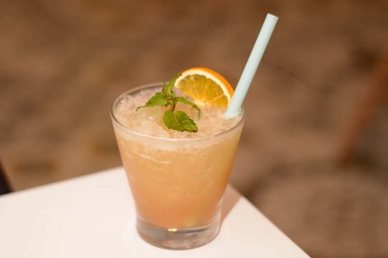 Sawasdee Tai (Havana, Hennesy, zumo de piña, zumo de limón, syrup d´Orgeat y granadina uno de los tragos, donde también se nota la influencia tailandesa.