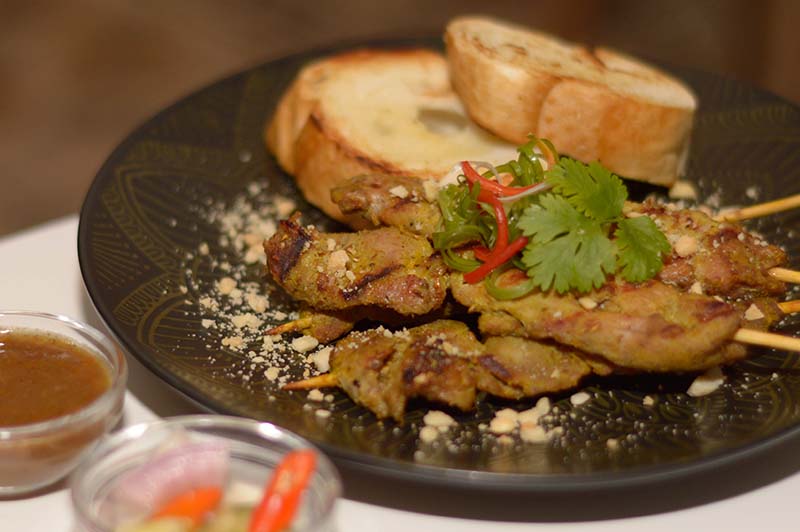 Satay, unos típicos asaditos que están marinados y asados con leche de coco. Se preparan con diferentes tipos de carne acompañados de salsas especiales.