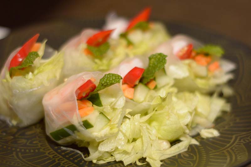 Parece un souvenir, son unos rollitos frescos con camarones y verduras envueltos con papel de arroz. Se sirve con una salsa que lo vuelve aun mas delicioso. Todo un acierto.