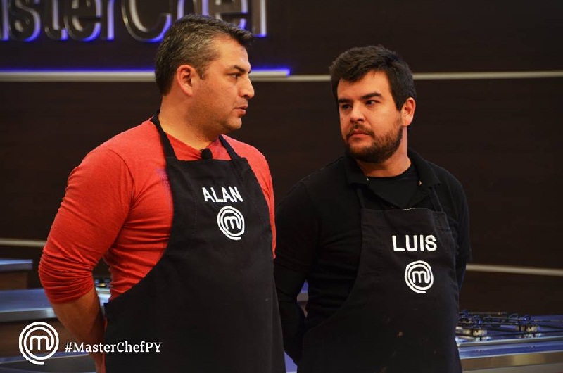 Cara de guerra entre Alan y Luis, quién quedó eliminado anoche. Quedan cinco candidatos para pelear por un lugar en las semifinales. Foto del Facebook oficial de MasterChef Paraguay.