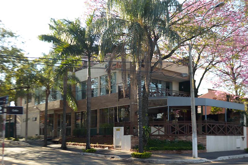 Sobre la calle Colón, muy cerca de lo que fue el cerro Tacumbú, está ubicado el restaurante Costa Colón. Un lugar dónde, para los locales gastronómicos, no vuela ni mosca. Con una infraestructura, de tres niveles, que puede lucir en cualquier zona de la ciudad.