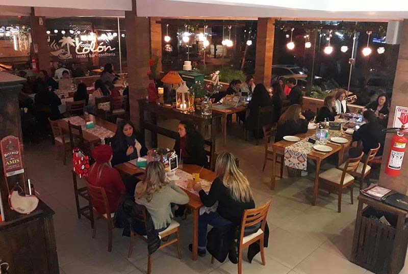 El local abre a las 15:00 y va hasta la medianoche. Los días de más concurrencia son los viernes y sábado.
