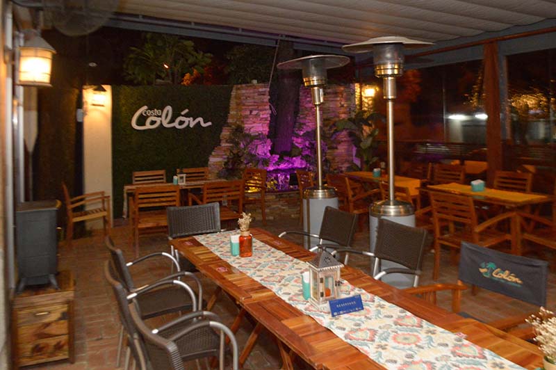Esta es la terraza del primer nivel que está sobe la calle. Es uno de los rincones privilegiados del local.