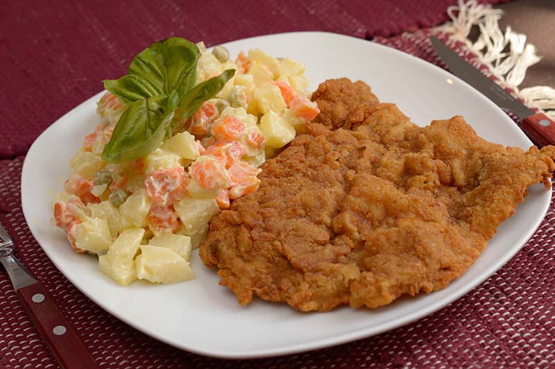 Milanesa con ensalada rusa. Una de las opciones del menú ejecutivo que todos los días se sirve en el Restaurant Hereford. Un plato envidiable tanto por su sabor como por su porción.