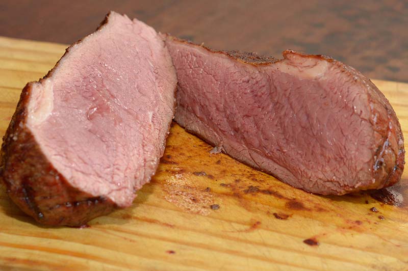 Una colita cuadril en todo su esplendor. El asado se sirve siempre en parrillitas, ya sea cuando se pide por cortes a la carta, en parrilla tradicional para cuatro o seis personas o por el sistema de parrilla corrida.
