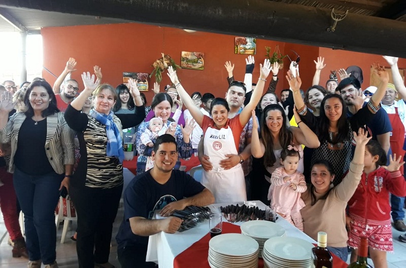 Ayer domingo, María Liz reunió a los miembros de su numerosa para hacer un festejo especial por haber obtenido el titulo de Primer MasterChef Paraguay.