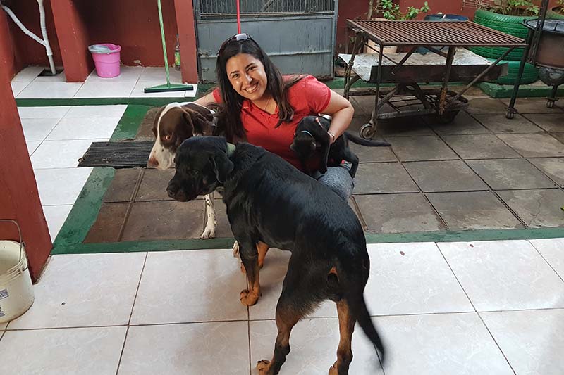 María Liz vive con sus padres José Oscar Ocampos y María Aurora Muñoz y con sus mascotas. Ella se encarga de prepara la comida, también para sus "amiguitos" como ella llama a los perros y gatos de la calle.
