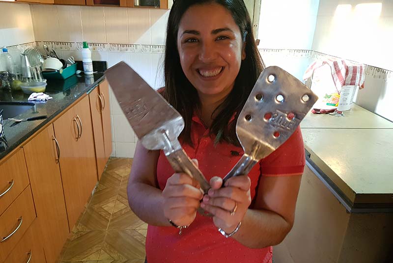 Especie de amuletos, estas elementos de cocina fueron fabricados por su abuelo Hipólito a partir de restos de puertas corredizas.
