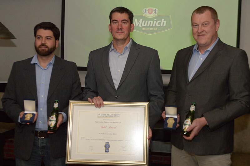 De izquierda a derecha, aparecen Francisco Palau, gerente de marketing; Marco Galanti, gerente general y Ricardo Steffen, maestro cervecero durante el anuncio realizado anoche.