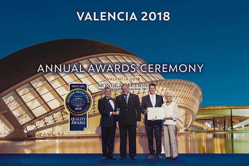 El maestro cervecero y el gerente general de la cervecería recibiendo los premios en la ceremonia realizada en Valencia, España.
