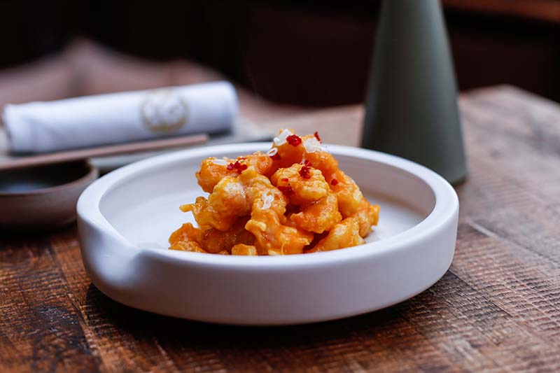 PASSION SHRIMP TEMPURA. Camarones crocantes en salsa de mburucuyá ligeramente picante.
